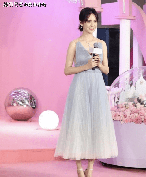 设计|佟丽娅穿纱裙与白马合影，深v设计秀身材，背后设计尽显小心机