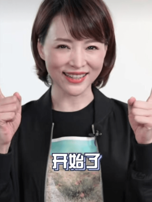 脖颈|连美颜都盖不住董卿的老态，素颜蜡黄脖颈满是皱纹，更像大婶了！