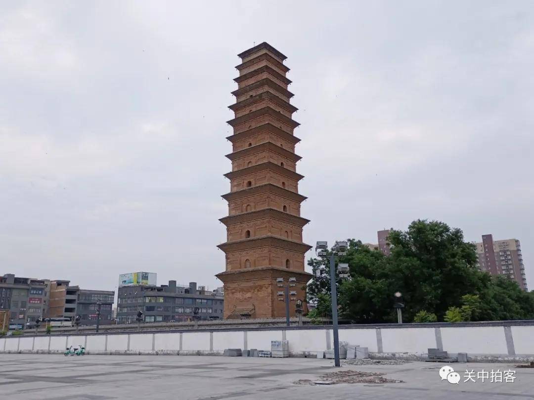 寺塔,矗立在崇寿寺塔的南侧,所以也被称为"蒲城南塔"或者"南寺唐塔"