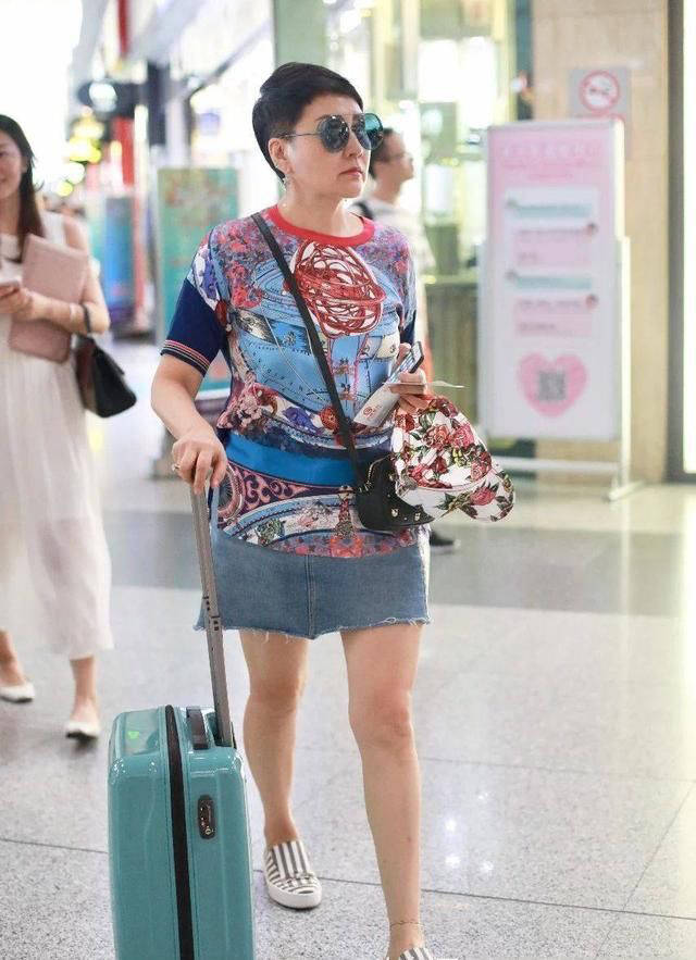 么彰|56岁张凯丽为了赶时髦,穿这么花的短袖,网友:太接地气了