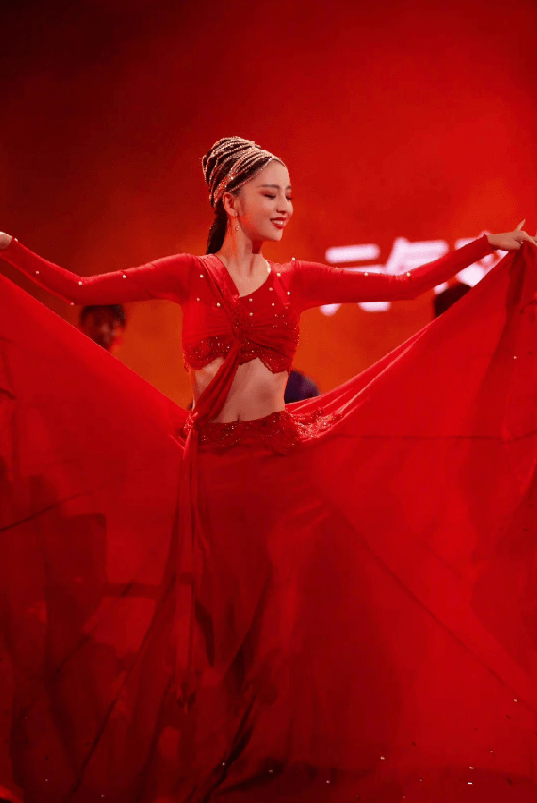 场合|佟丽娅穿红裙跳舞浑身都在发光，肢体柔美身材纤纤，每一帧都好美