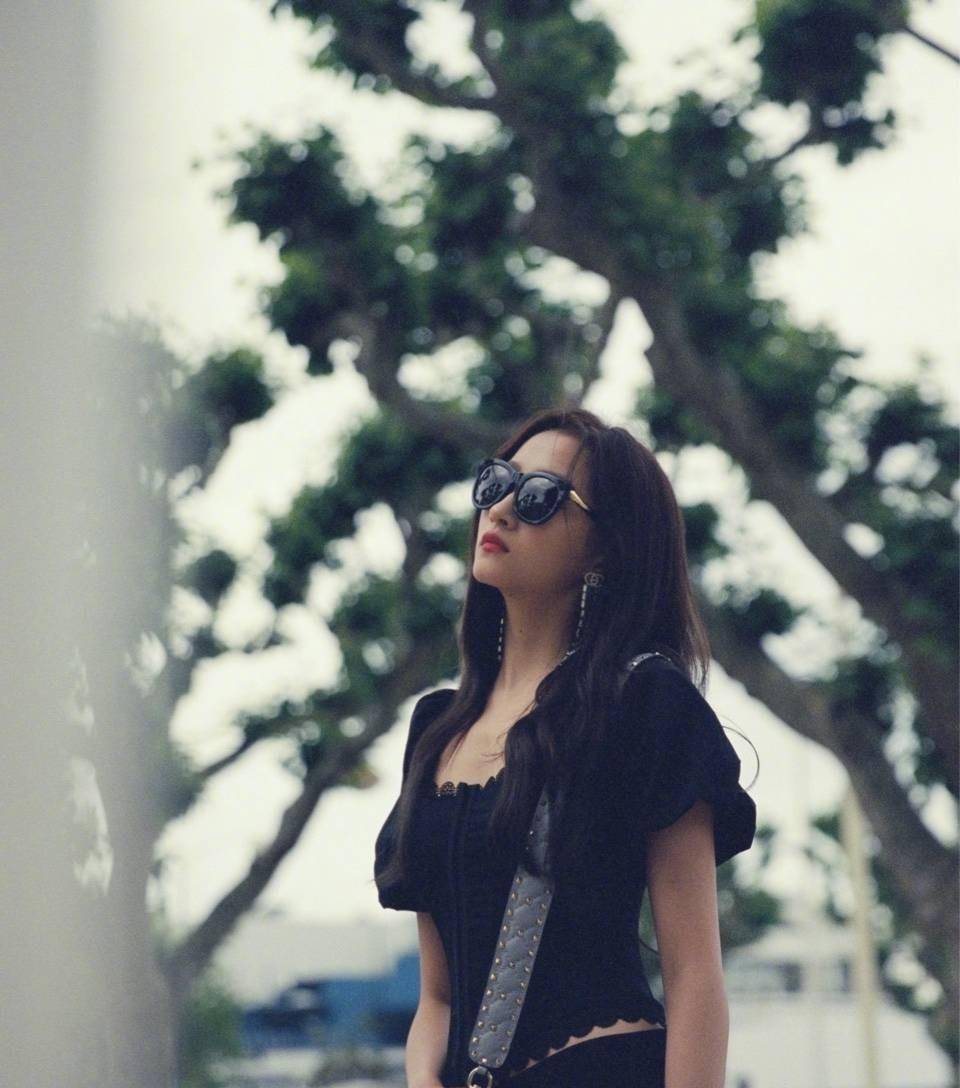 锁骨|关晓彤也迷上淡黄的长裙!修长小腿+美丽锁骨,好一幅夏日美景!