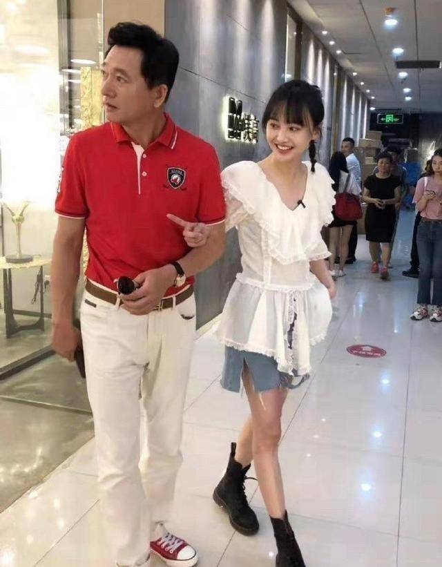 毛衣|郑爽一家三口首次夏晚彩排，穿2千毛衣C位出镜，爸妈面前变乖乖女