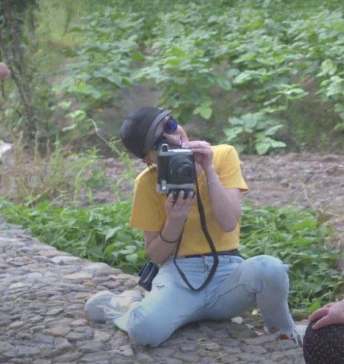 身材|周迅46岁不服老，穿T恤牛仔裤坐地上拍照广受好评，说她26也信