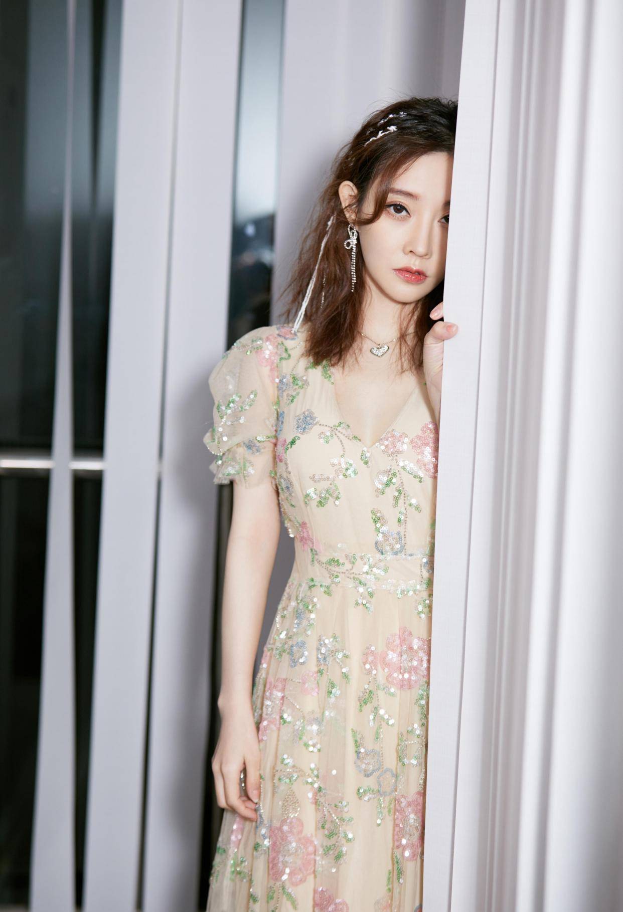 元素|早春如何打造减龄感？冯提莫“花仙子”示范：萌妹子和鲜花太配了