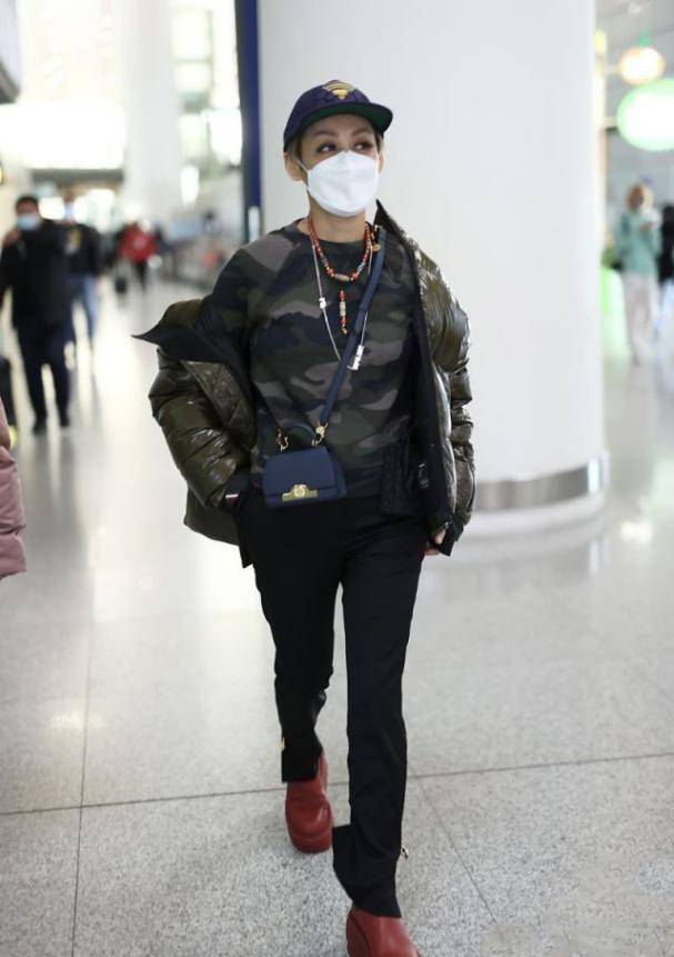 宁静|宁静越来越“不羁”，羽绒服半穿半披，48岁的年龄18岁的气质