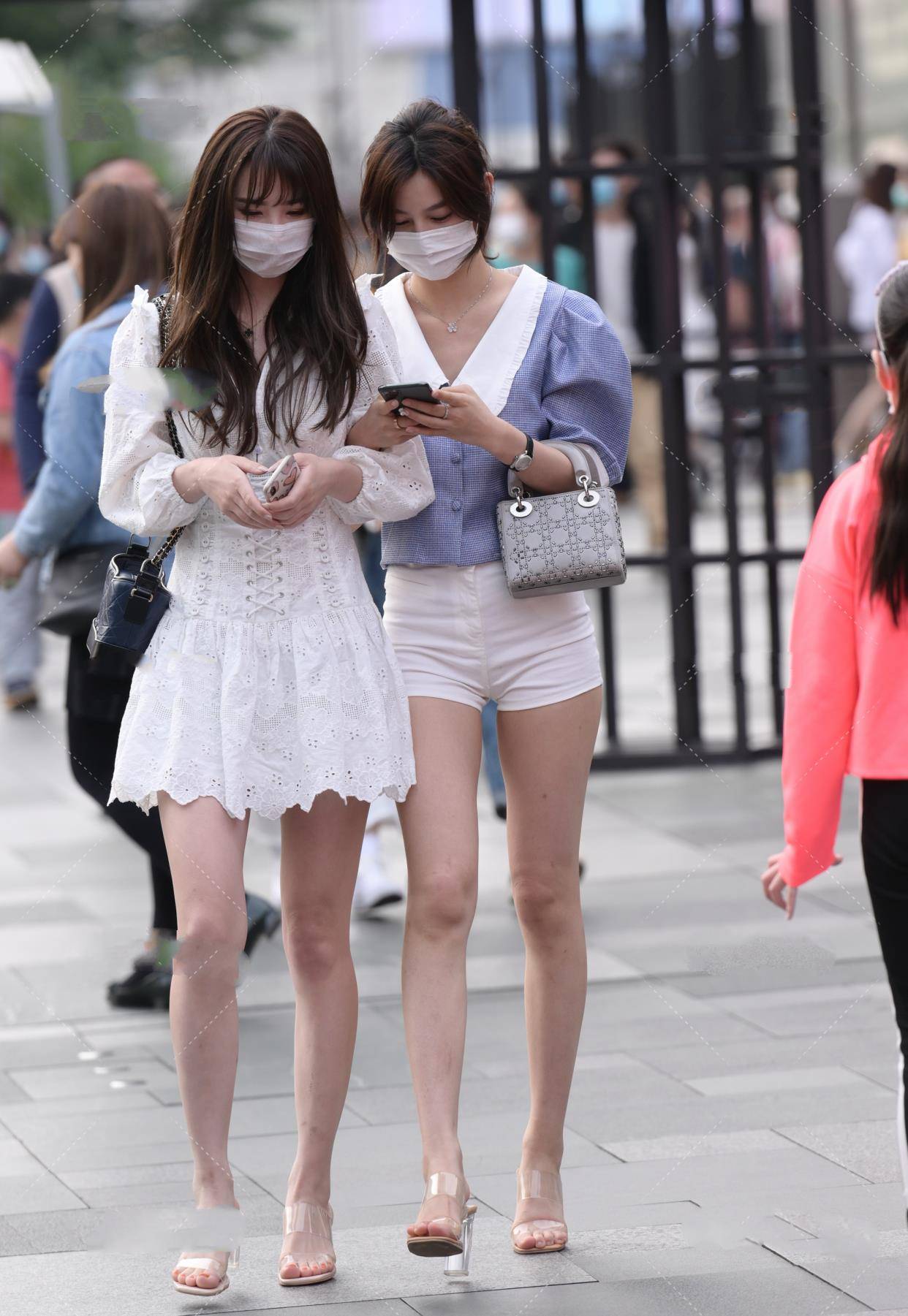 感觉|小姐妹日常出门逛街穿闺蜜装，洋溢不同的风格