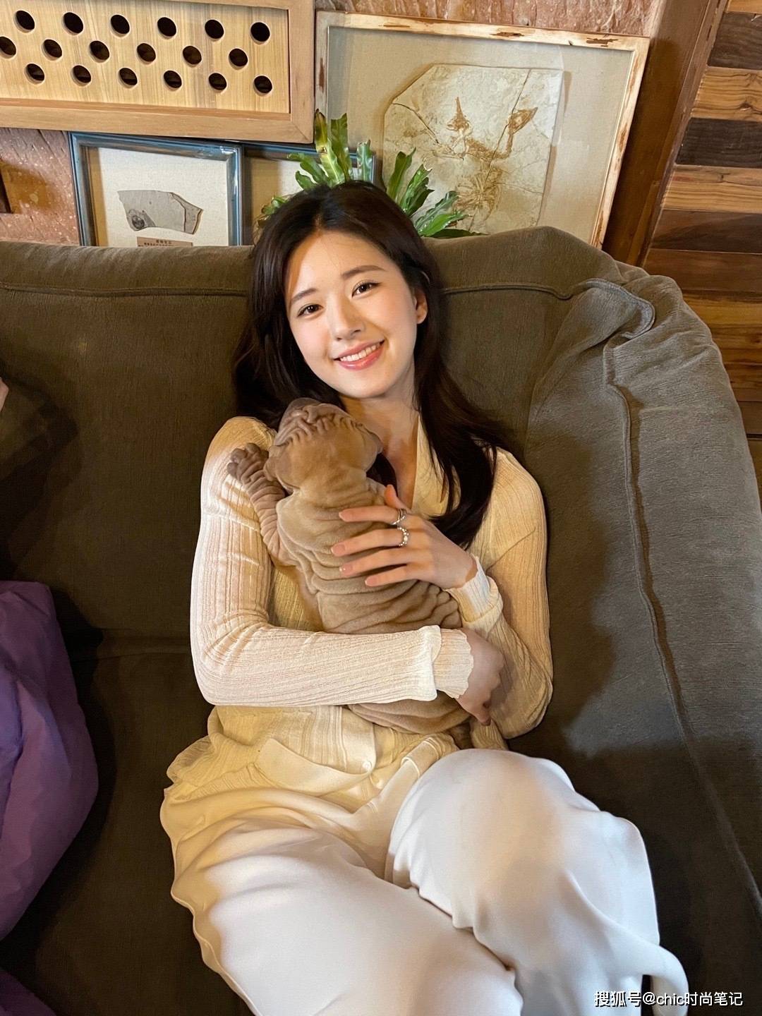 英气|连赵丽颖的机场穿搭都越来越女团，只是因为一件针织衫