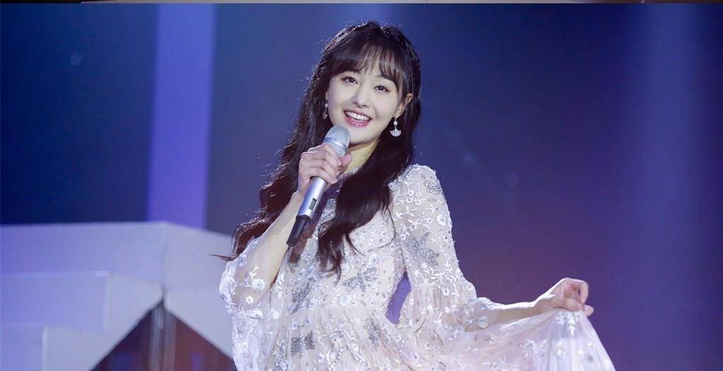 毛衣|郑爽一家三口首次夏晚彩排，穿2千毛衣C位出镜，爸妈面前变乖乖女