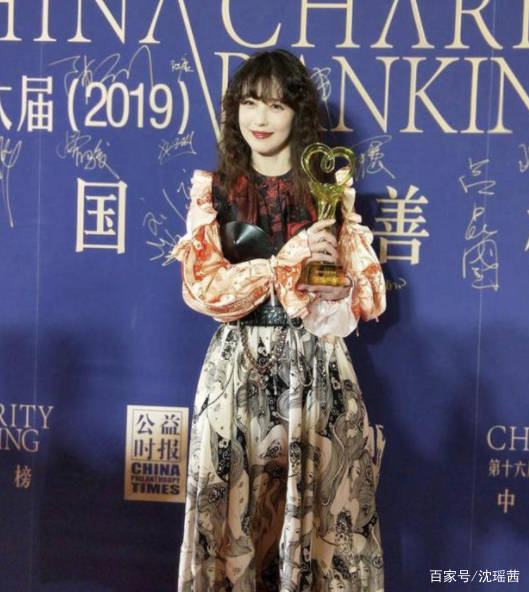 周海媚|54岁周海媚显风韵，穿拼色裙显优雅美，气质碾压范冰冰和容祖儿