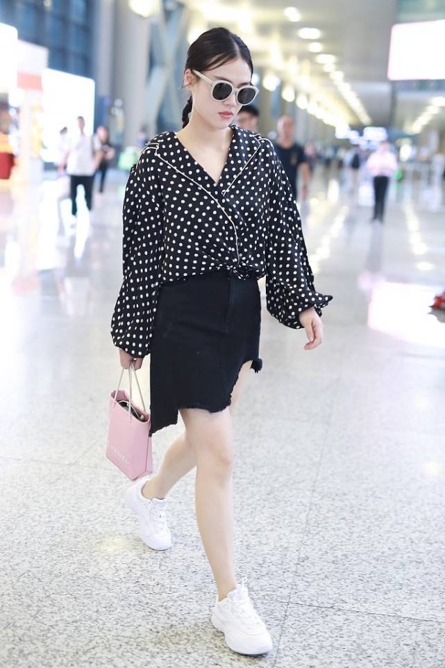 黑色|马思纯:黑色波点衬衫配上“烂裙子”,走轻熟风格,温柔中显时髦