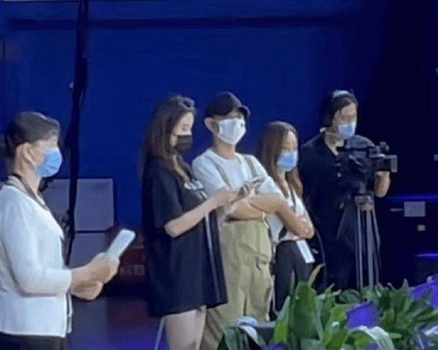 文章|马伊琍带女儿去医院！13岁爱马和妈妈一样高，妹妹沉迷斗舞好可爱