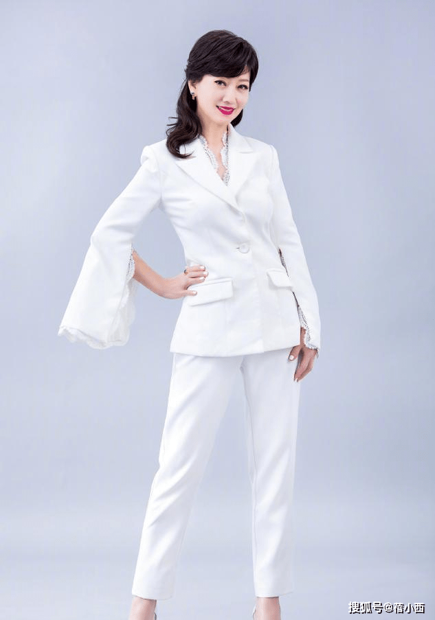 套装|有钱人穿衣更简约，阔太胡静|“真空”穿西装高配阔腿裤，真高级