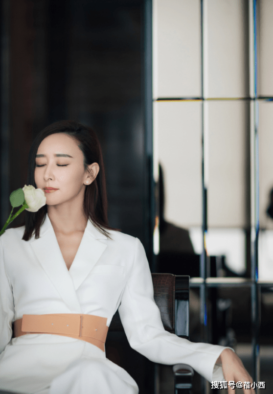 套装|有钱人穿衣更简约,阔太胡静|“真空”穿西装高配阔腿裤,真高级