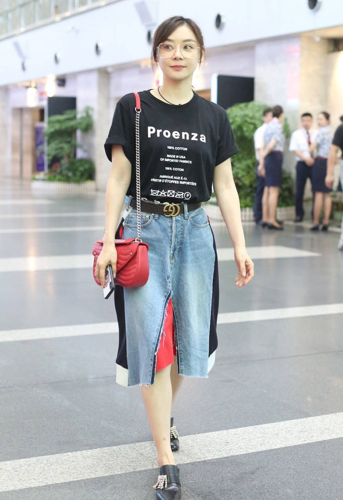 前卫|袁姗姗为了凹造型，牛仔裤剪开缝在裙子上，素颜跟没睡醒一样