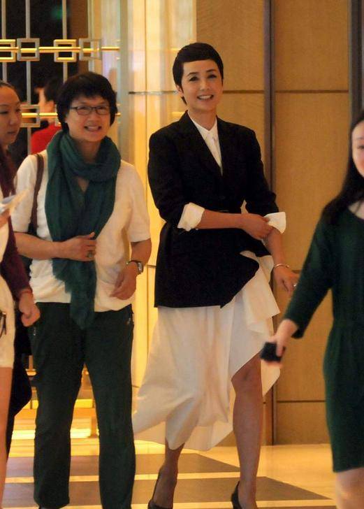 黑色|蒋雯丽留短发真精神，西装配半裙干练优雅，51岁女人最美的样子