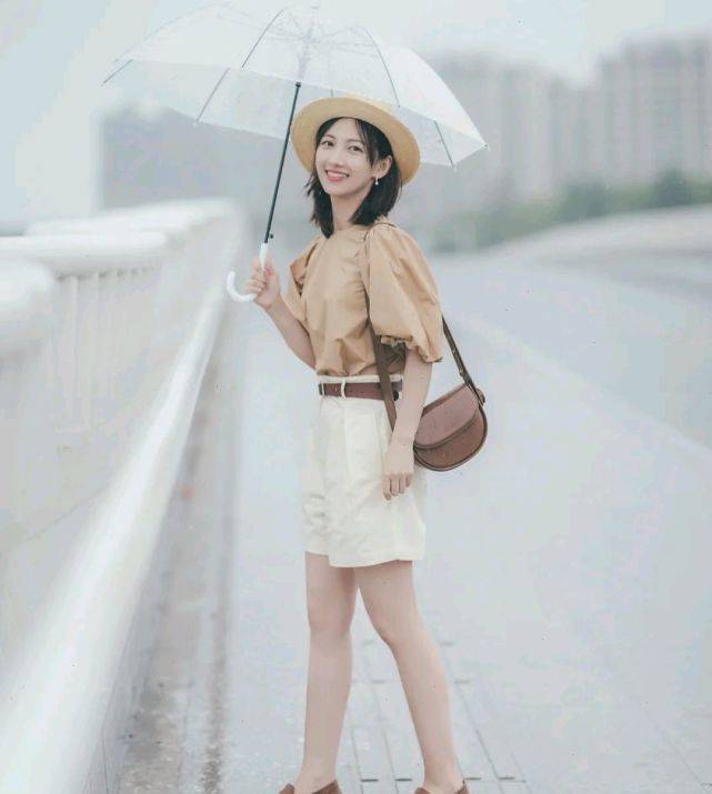 女生|秋季穿搭可以选择休闲款，简单基础的服装款式，也能诠释女性的美