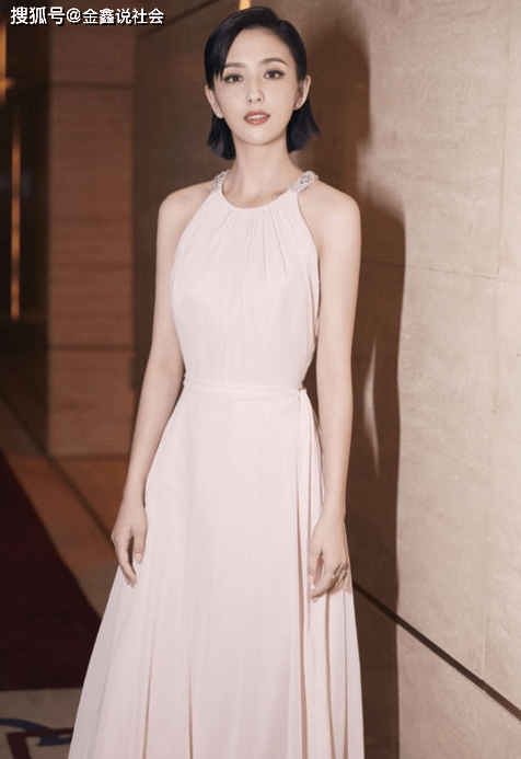 设计|佟丽娅穿纱裙与白马合影，深v设计秀身材，背后设计尽显小心机