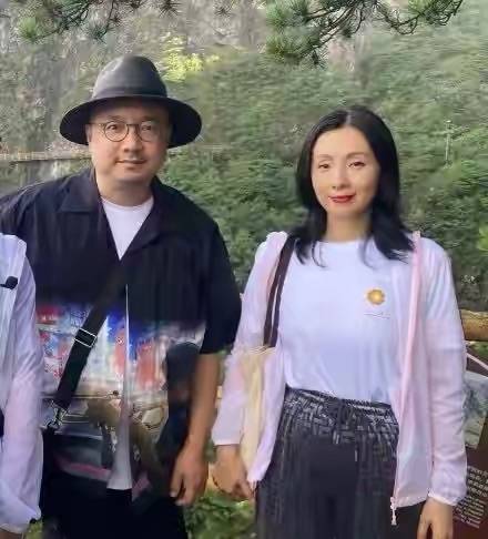 显得|拍到陶虹素颜，颜值身材还不如素人，包装一下就这么气质漂亮了！
