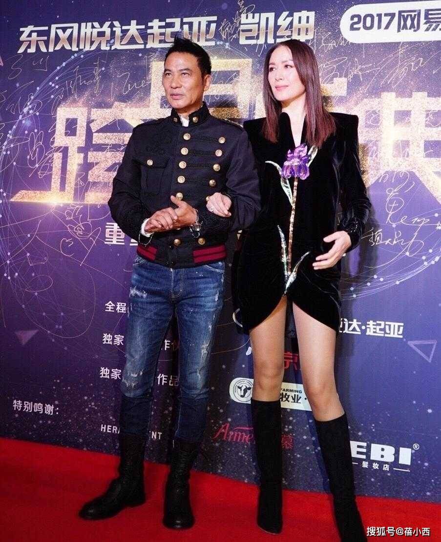 亮点|任达华琦琦“夫唱妇随”，女的穿印花裙，男的像穿粉西装，真时髦