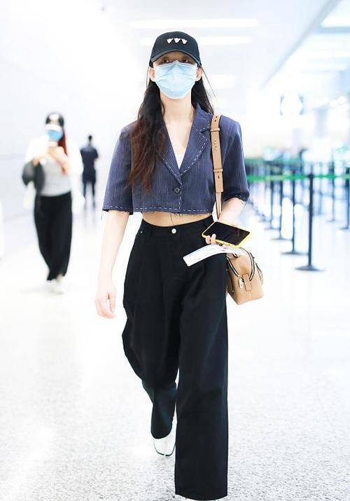 黑色|林允真不会挑裙子，就算杨紫穿的也很简单，但是看着更可靠点