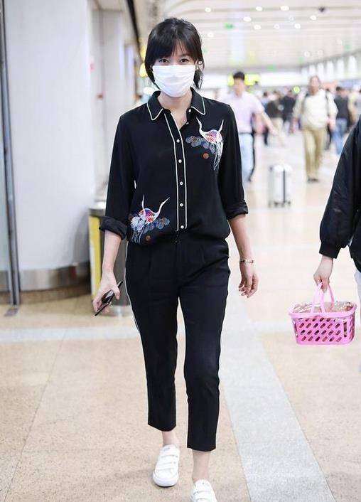 设计|徐静蕾不愧是文艺圈女神，“睡衣外穿”不显邋遢，反而穿出高街范