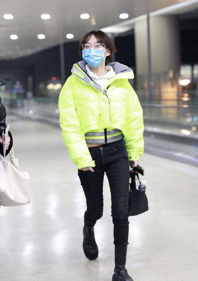 方法|闫妮女儿素颜走机场，穿短羽绒服长腿抢镜，身材虽好但颜值不如妈
