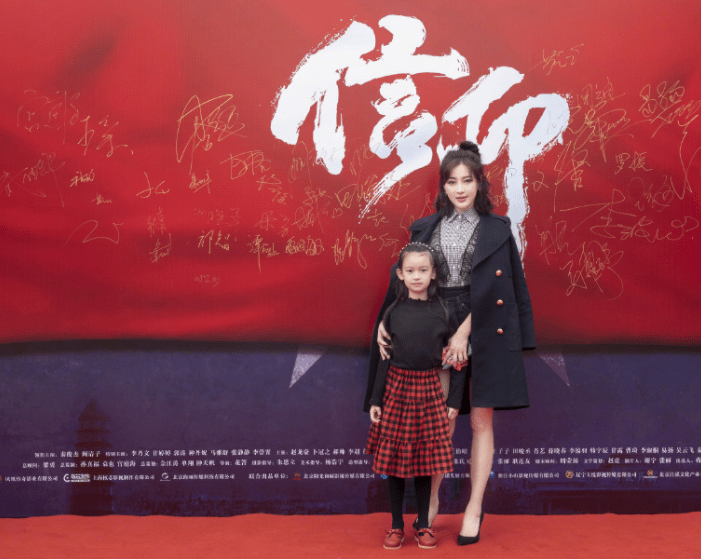 短裙|被甘婷婷的身材迷住了，上面丰满下面纤细，穿短裙身形正合适