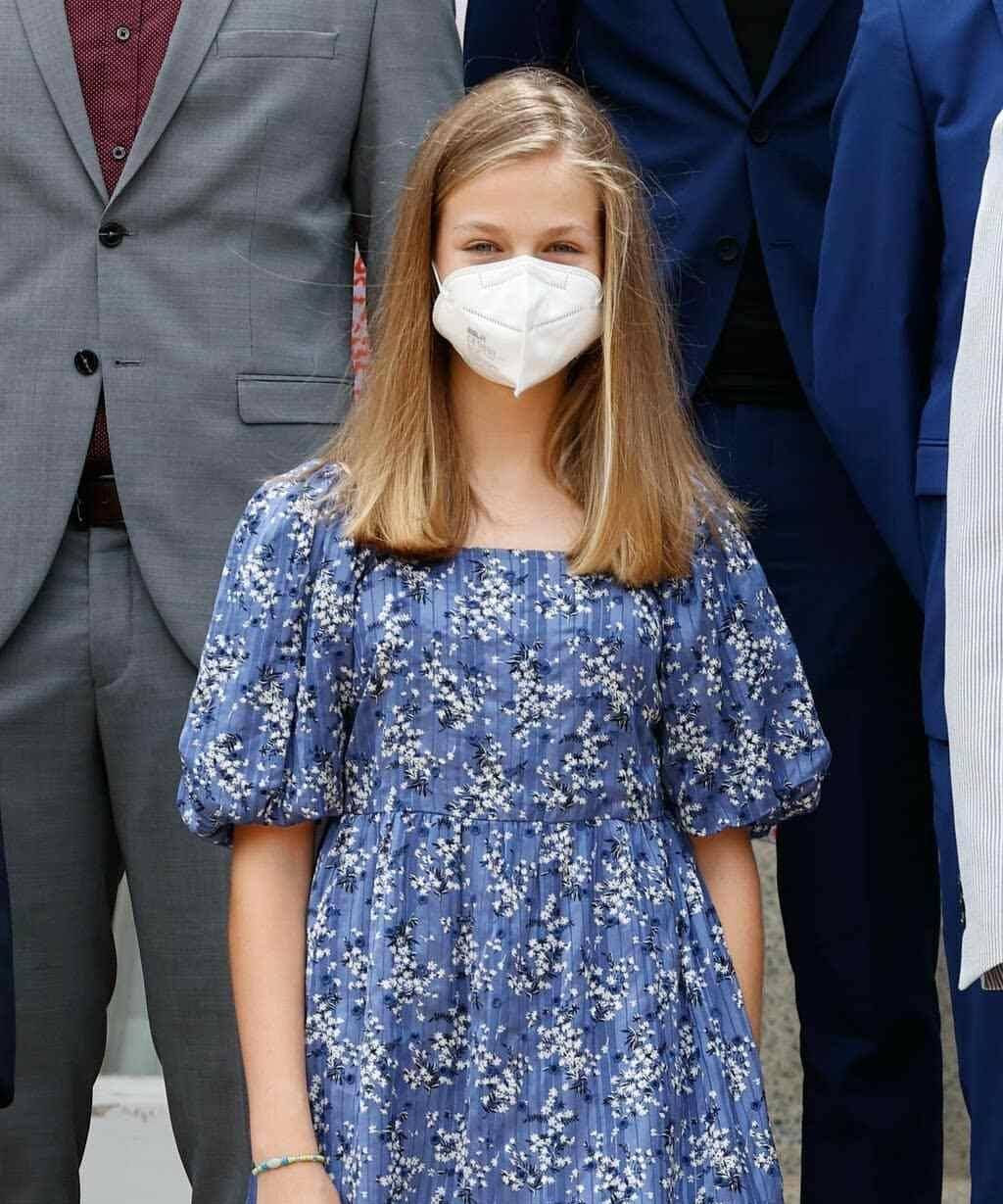 全家|西班牙全家齐亮相，索妹清新蓝裙走少女风，身高优势“秒杀”莱后
