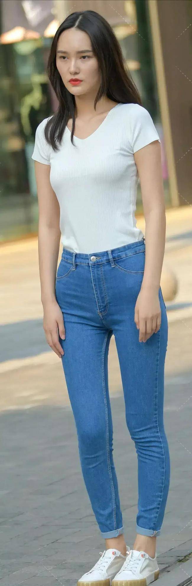 感觉|牛仔裤并未过时,像美女这样穿时髦又好看,收胯显腿细!