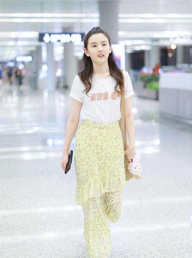 身材|宋祖儿就算穿T恤都有大片感，清爽短发尽显少女感，身材好真任性