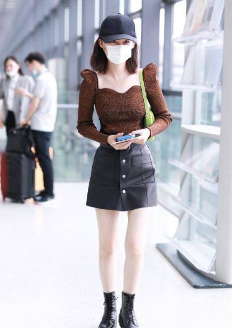 设计|李沁真时髦！一身暗色穿搭看着成熟却不显老，“腋下包”真有品位