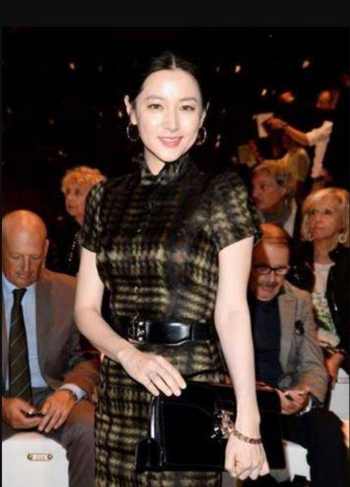 贵妇|50岁李英爱越看越美，穿旗袍裙满身贵妇气质，不愧是氧气美女