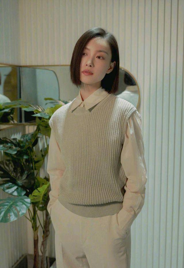 女生|倪妮在气质这块没输过，长款格纹外套配露脐装时髦精致，利落大气