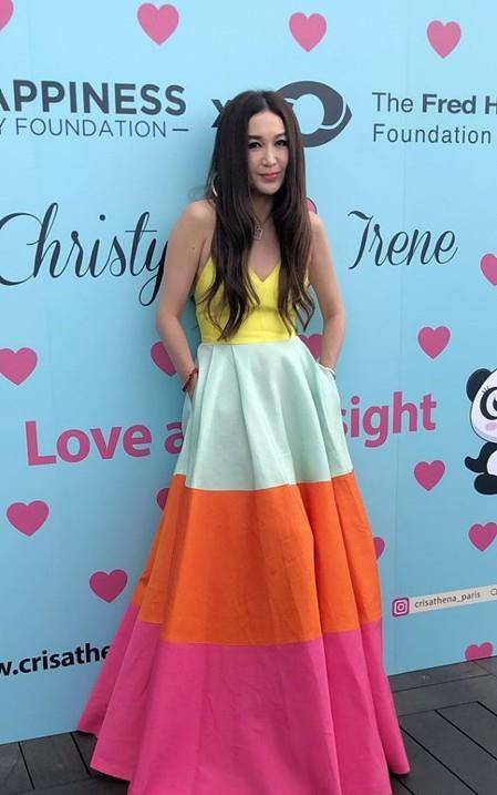 上半身|温碧霞自信过头了，54岁还敢穿低领吊带裙，身材干瘪却很有女人味