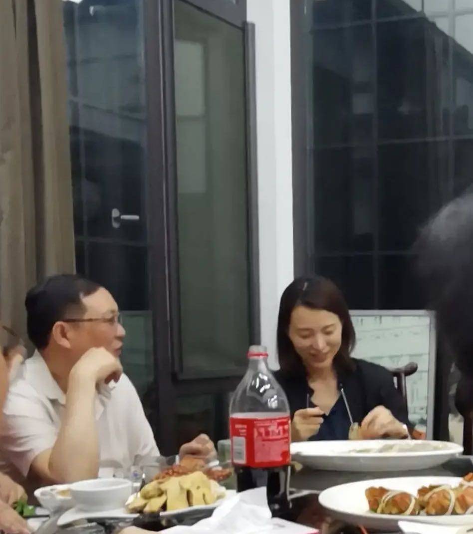 脖颈|连美颜都盖不住董卿的老态，素颜蜡黄脖颈满是皱纹，更像大婶了！