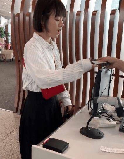 身材|马思纯的“学妹头”太可了！身穿条纹衬衫走机场，呆萌样子超可爱