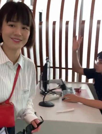 身材|马思纯的“学妹头”太可了！身穿条纹衬衫走机场，呆萌样子超可爱
