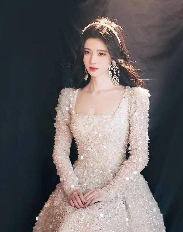 鞠婧祎|鞠婧祎穿方领裙也太美了，腿长显得有1.2米，身材比超模还要好