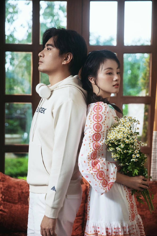 陈龙|陈龙晒照为妻庆生，35岁章龄之打扮像邻家女，俩娃模样都像爸