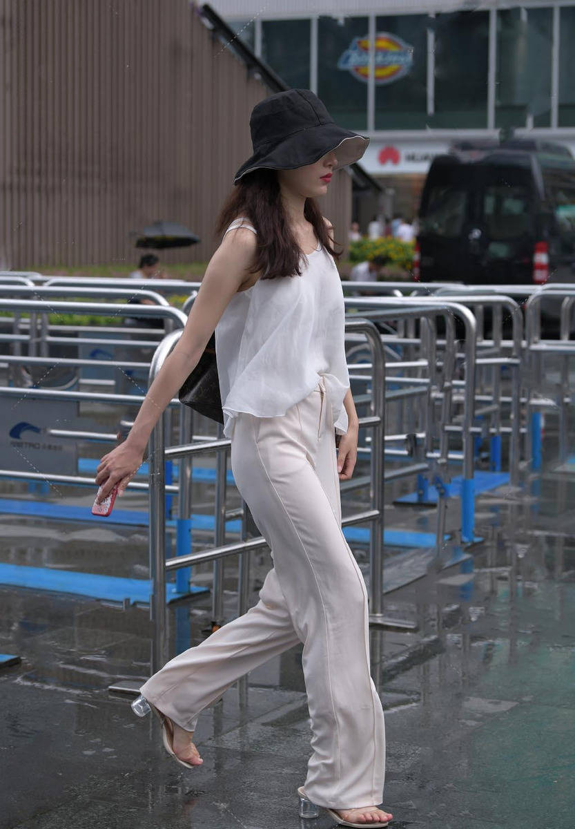 感觉|又飒又美的休闲装，再搭配一顶渔夫帽，这样穿搭的女生真的很时尚