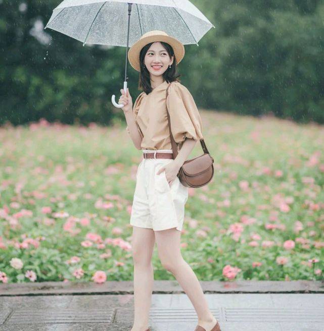 女生|秋季穿搭可以选择休闲款，简单基础的服装款式，也能诠释女性的美