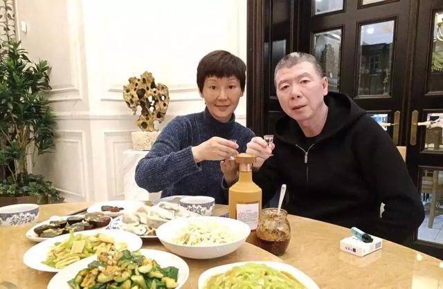 状态|徐帆在家跟冯小刚喝酒，这才是最真实的素颜，皮肤枯黄干瘪！
