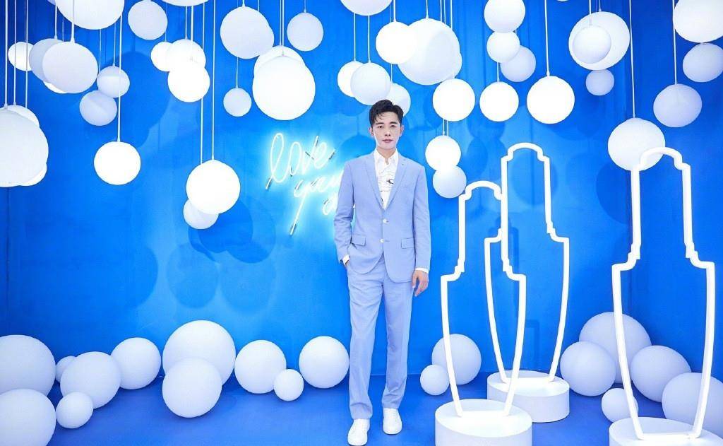 身材|39岁罗晋新剧路透照，穿T恤牛仔裤胖到认不出，生图大肚腩成焦点