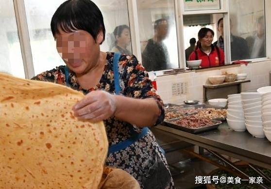 美食|母子俩联手卖“特色早餐”,天不亮就人满为患,每天至少卖500碗