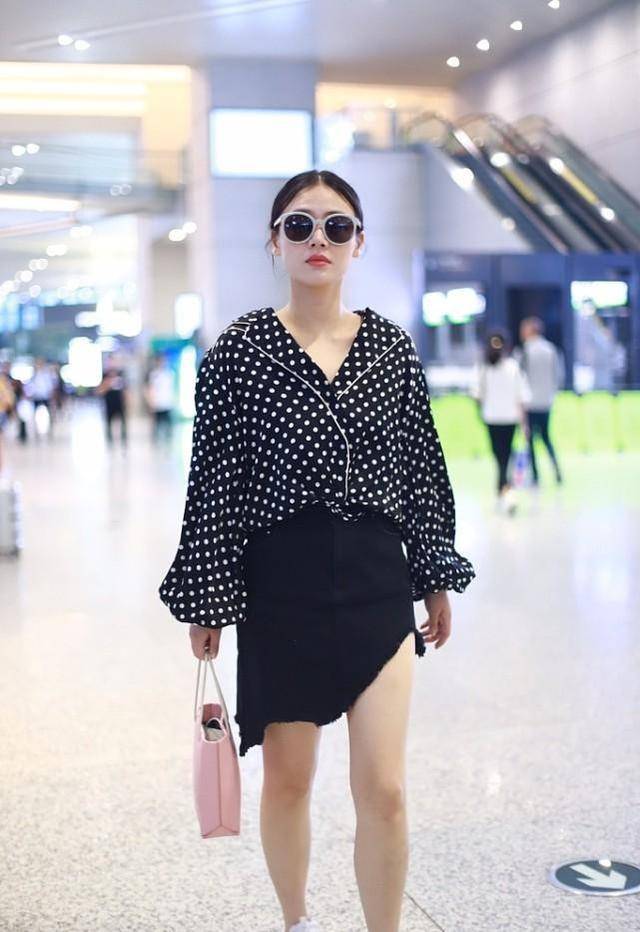 服装|真服了马思纯的衣品，“撕破”的裙子也能穿，一般人可驾驭不了