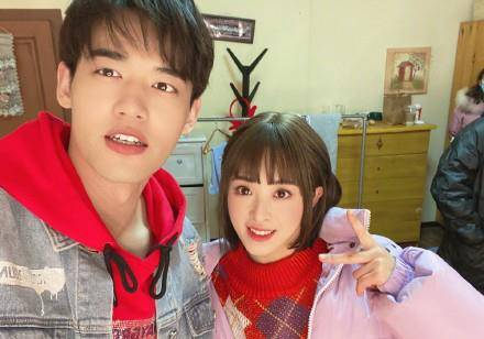 张含韵|张含韵真孝顺携妈妈旅行，妈妈穿网纱裙比女儿还漂亮，母女似姐妹