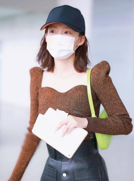 设计|李沁真时髦！一身暗色穿搭看着成熟却不显老，“腋下包”真有品位