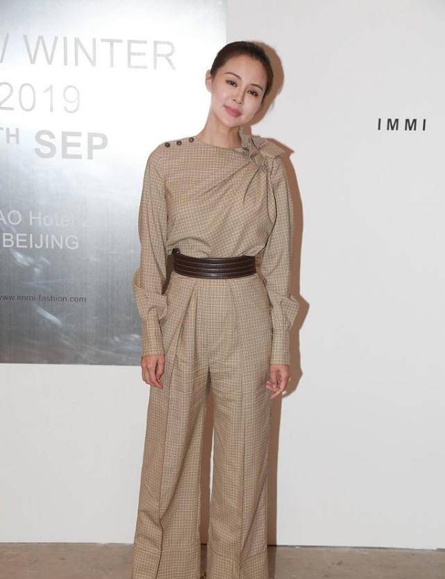 连体|关悦好大胆，穿红裙显迷人风情，身材好太吸引人，真给佟大为长脸