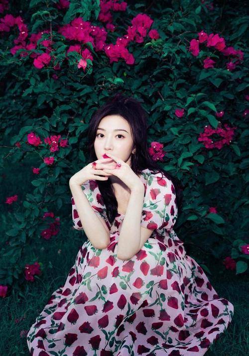 样式|景甜不穿旗袍也惊艳，穿碎花裙打扮复古明艳，不愧是人间富贵花